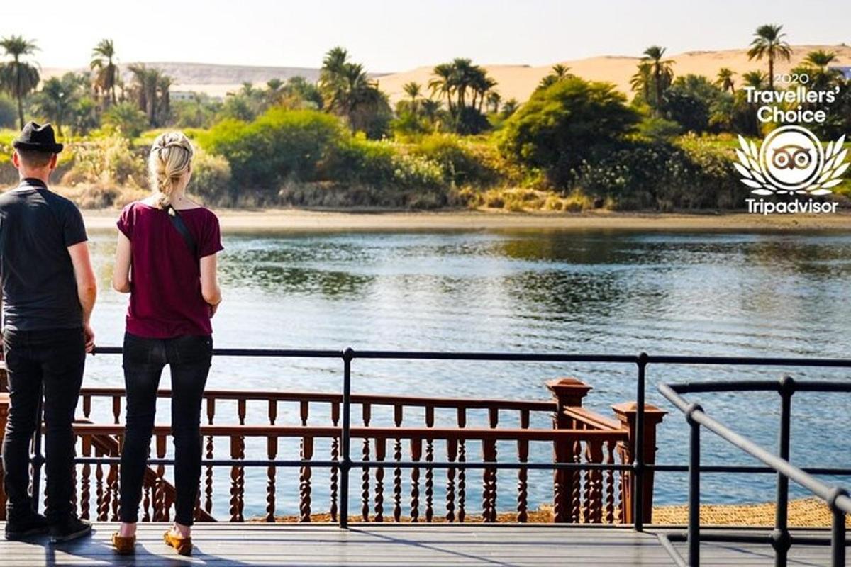 Un hombre y una mujer de pie en un muelle mirando el agua.
