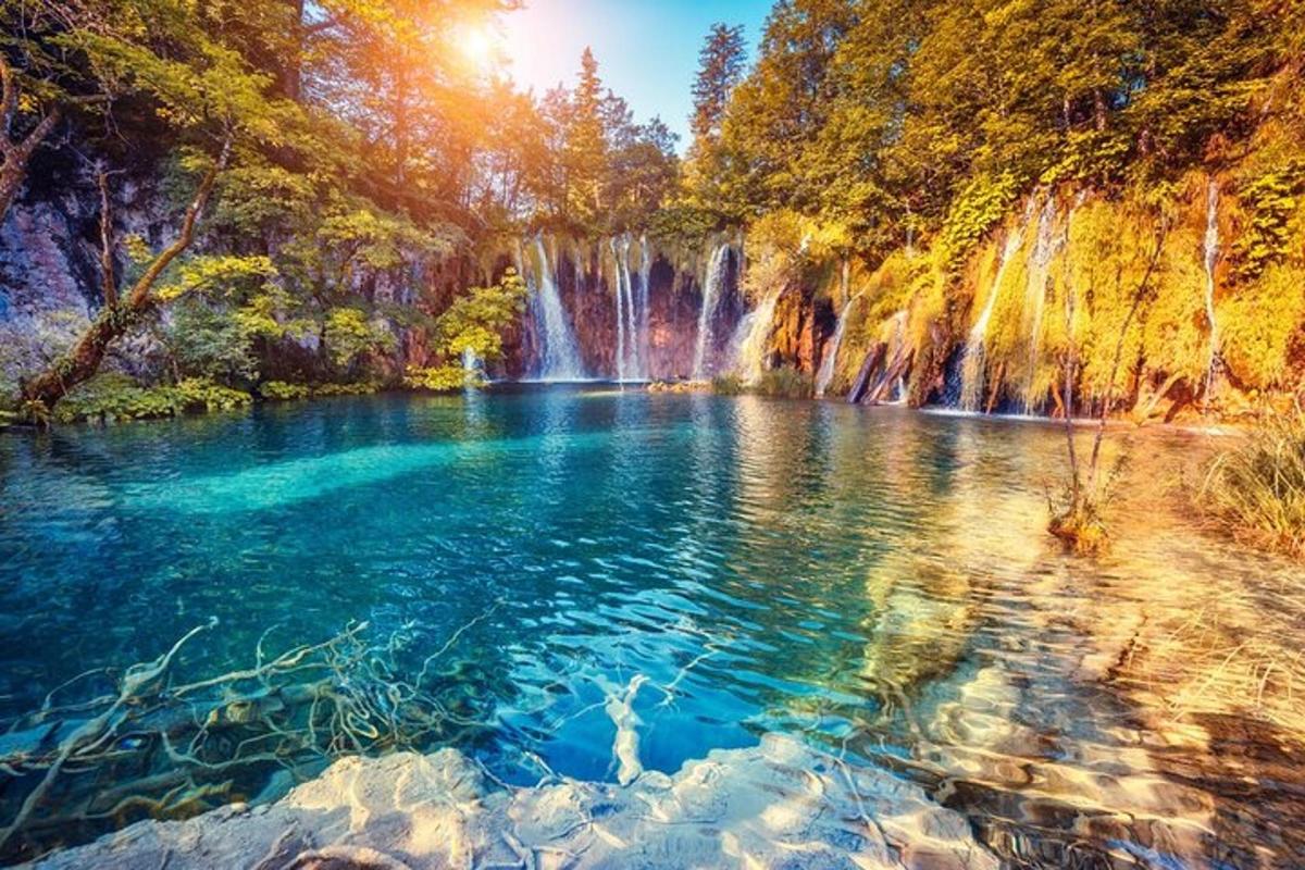 базен воде испред водопада