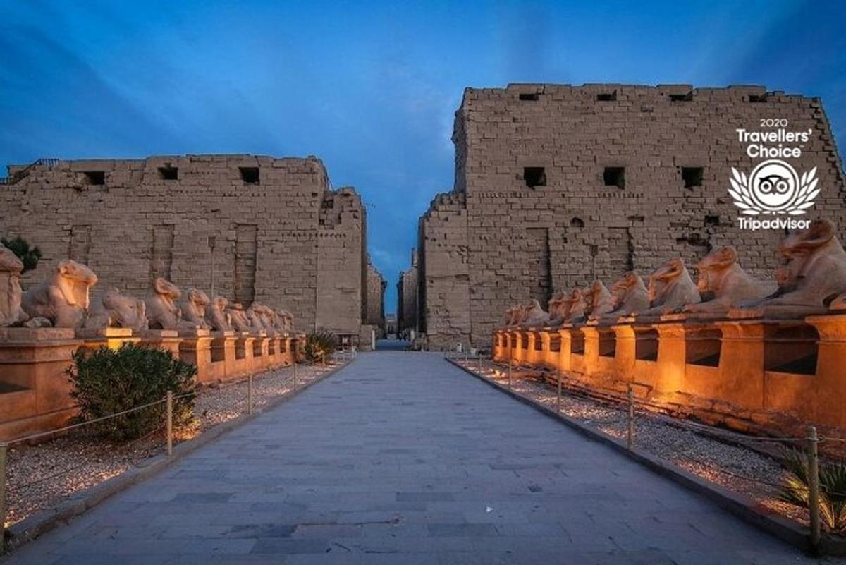 una passerella davanti a un grande edificio in mattoni
