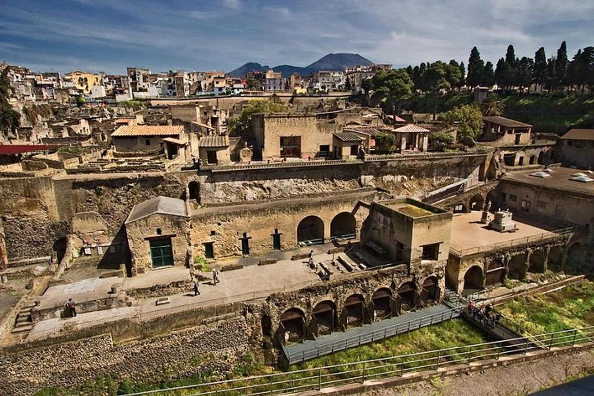 uma vista aérea de uma cidade antiga com edifícios