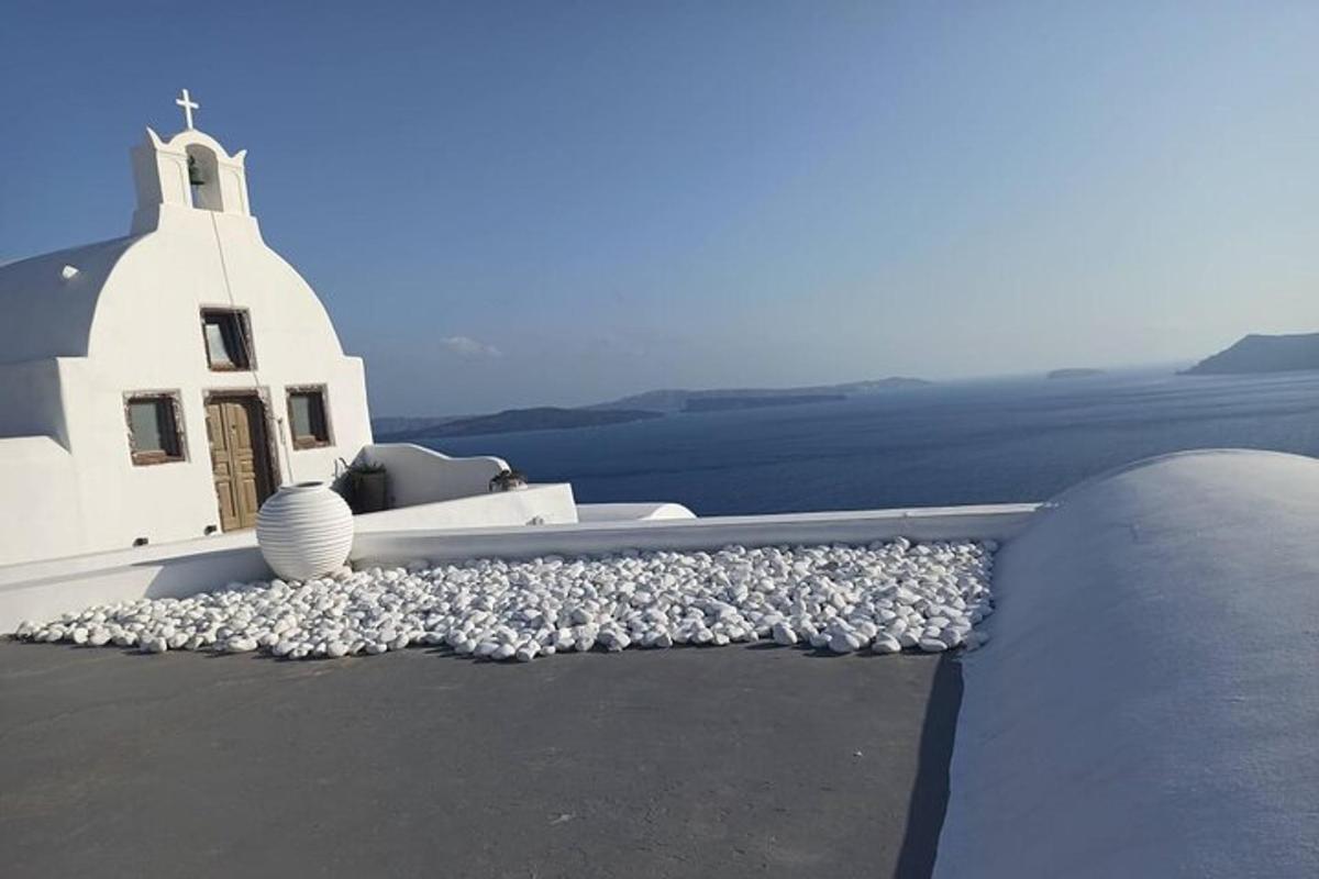 una petita capella blanca al costat d'un edifici