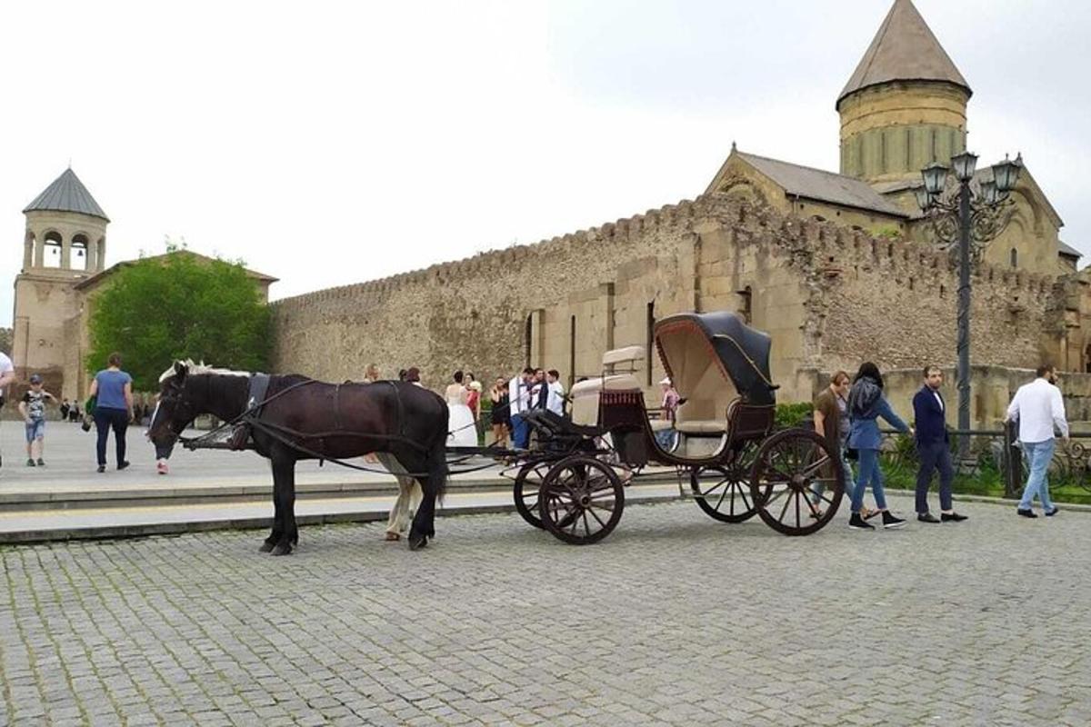 o trăsură trasă de cai în fața unui castel