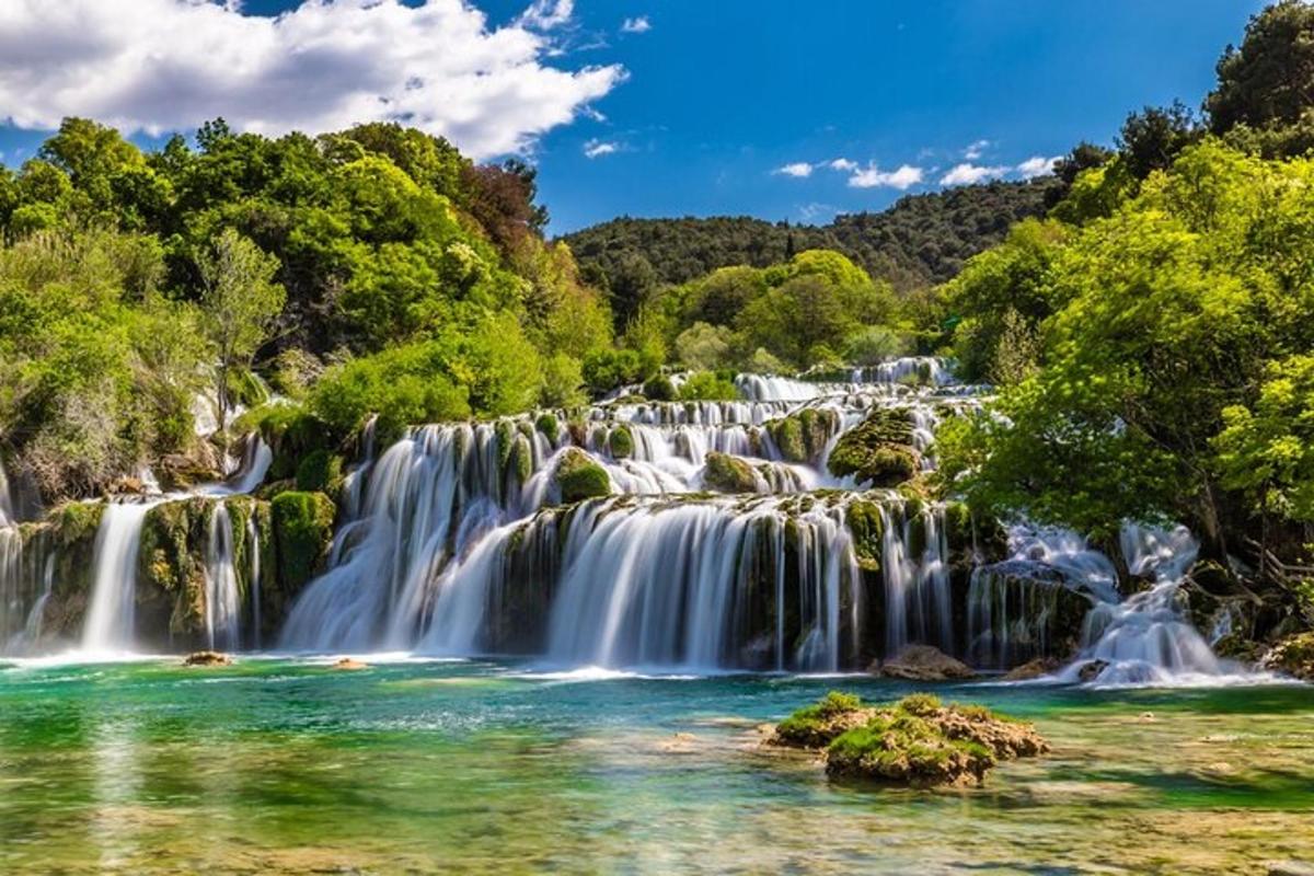 Ένας καταρράκτης στο δάσος με πράσινο νερό