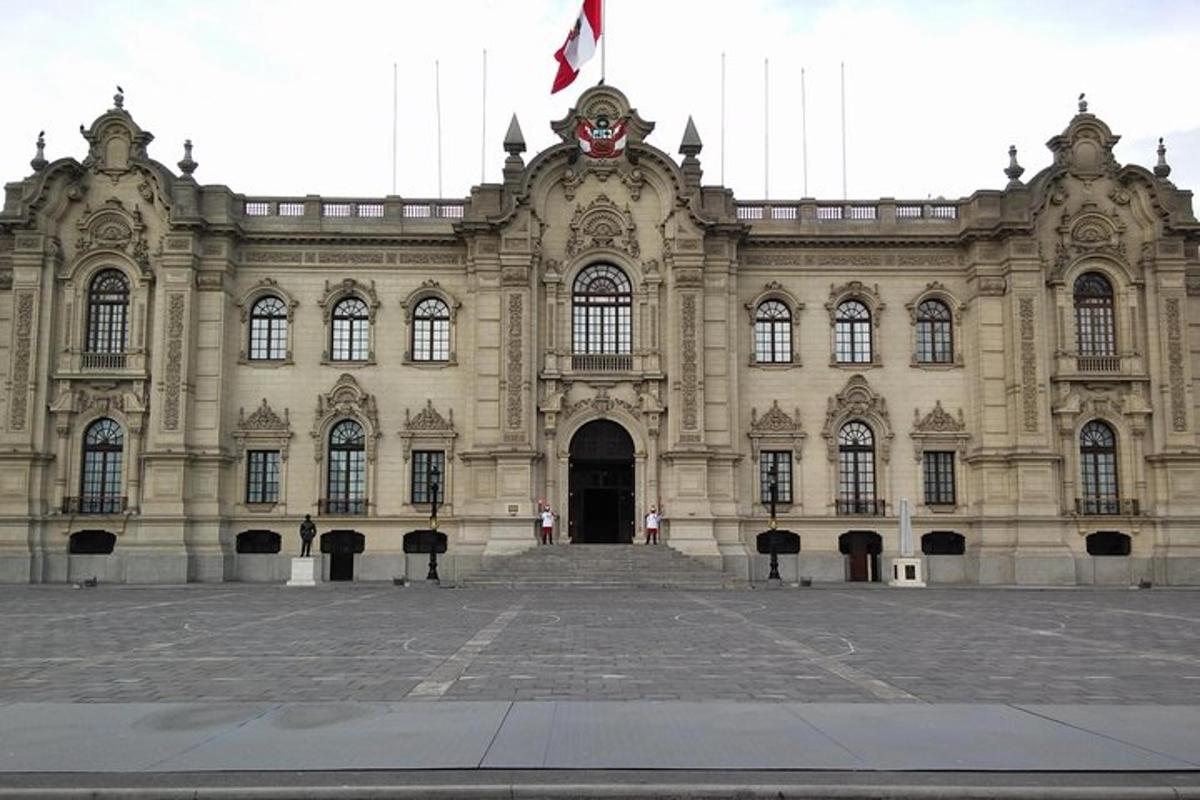 un grande edificio con una bandiera in cima