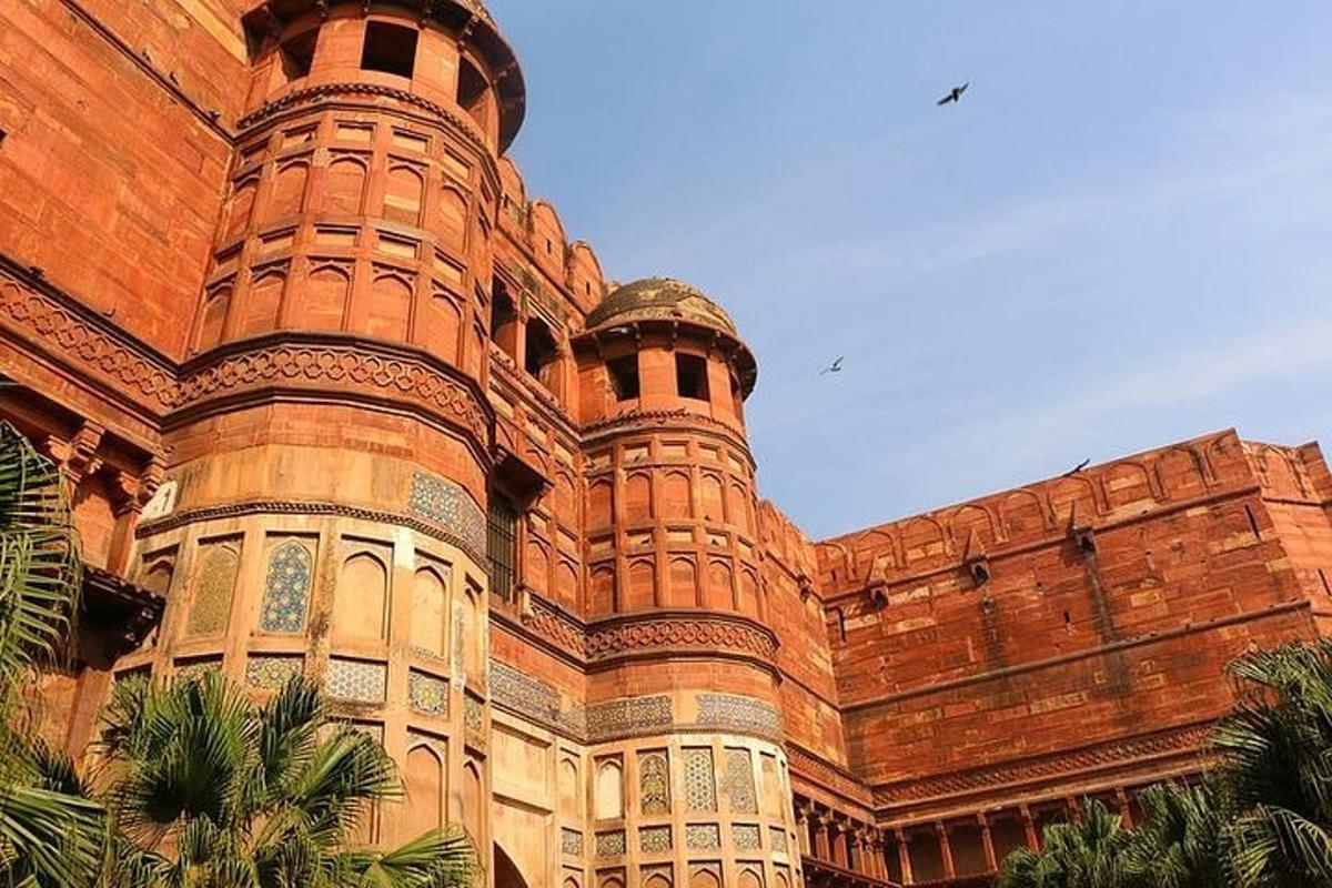 um grande edifício de tijolos com uma torre no topo