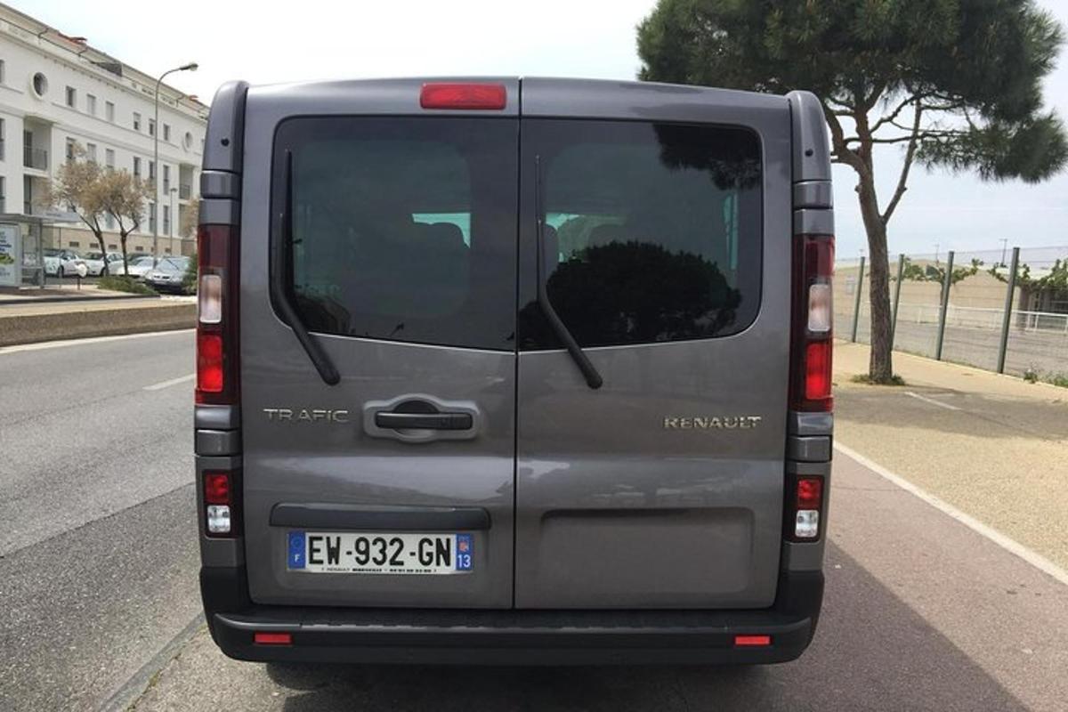 ένα γκρι βαν παρκαρισμένο στην άκρη ενός δρόμου