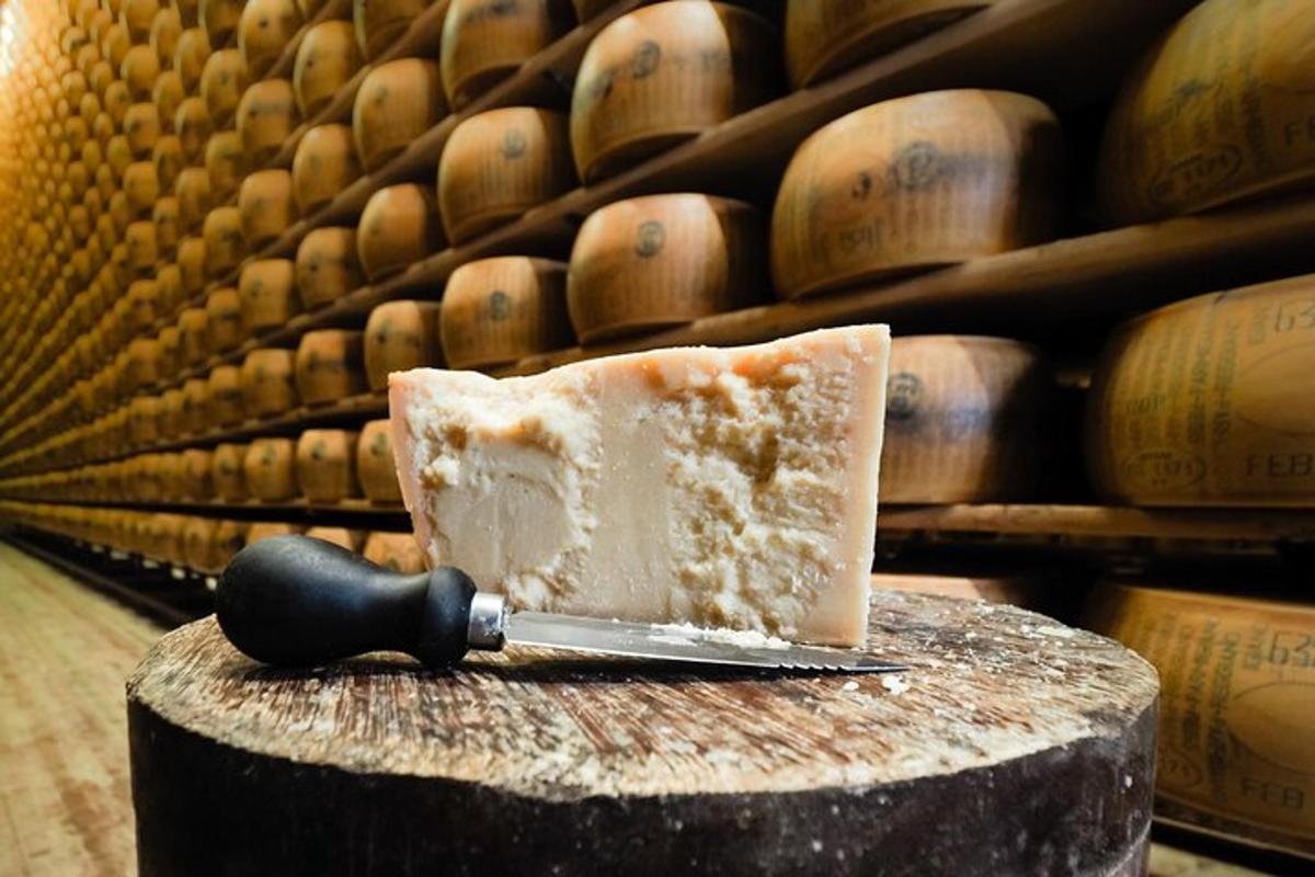 un pezzo di torta su un tavolo con un coltello