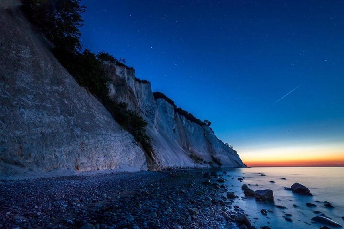 um penhasco próximo ao oceano à noite