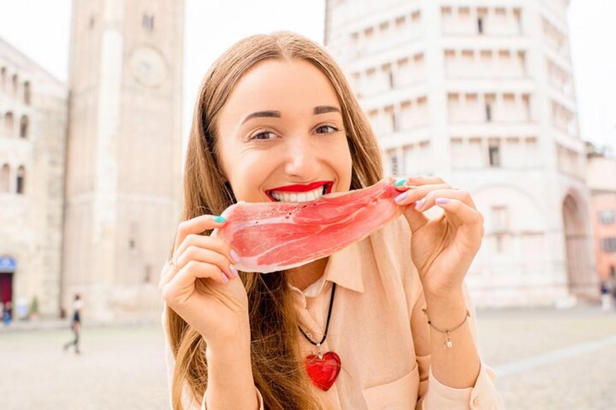 una donna che tiene un pezzo di carne in bocca