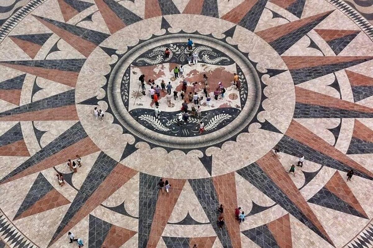 o pictură a unui grup de oameni într-un cerc