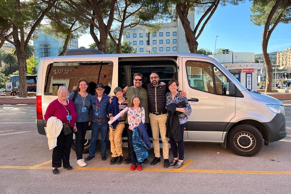 un gruppo di persone in piedi davanti a un furgone