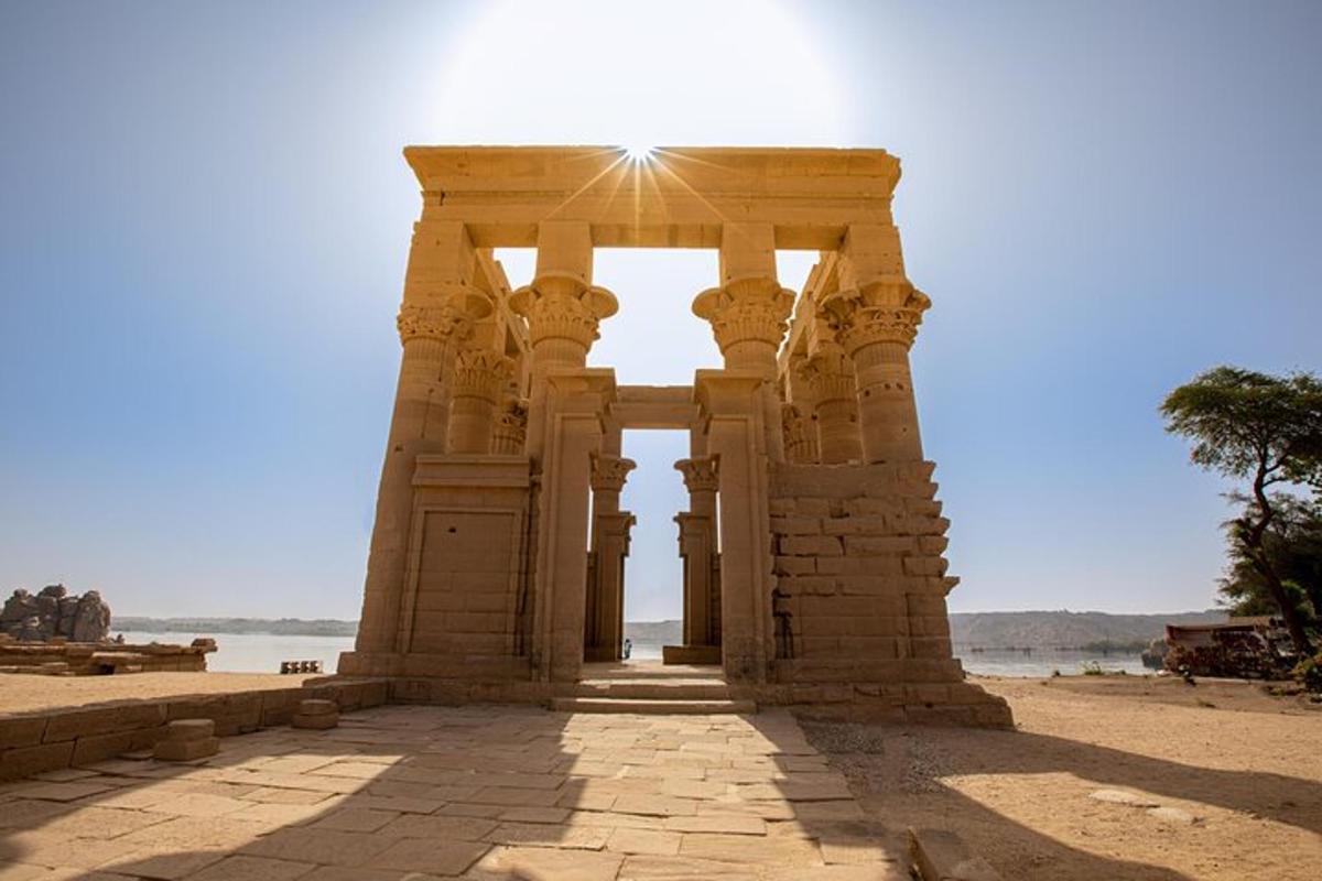 ein Tempel am Strand mit der Sonne dahinter