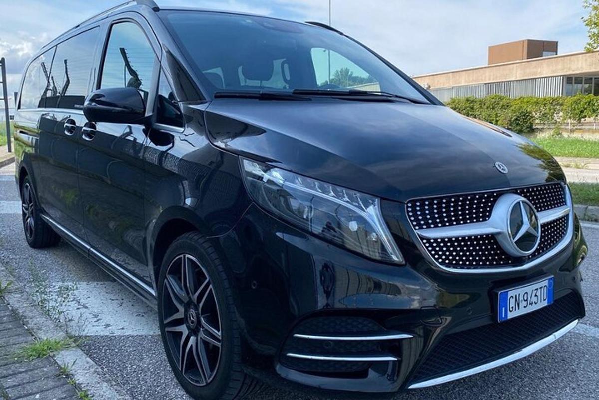 чорний автомобіль, припаркований на парковці