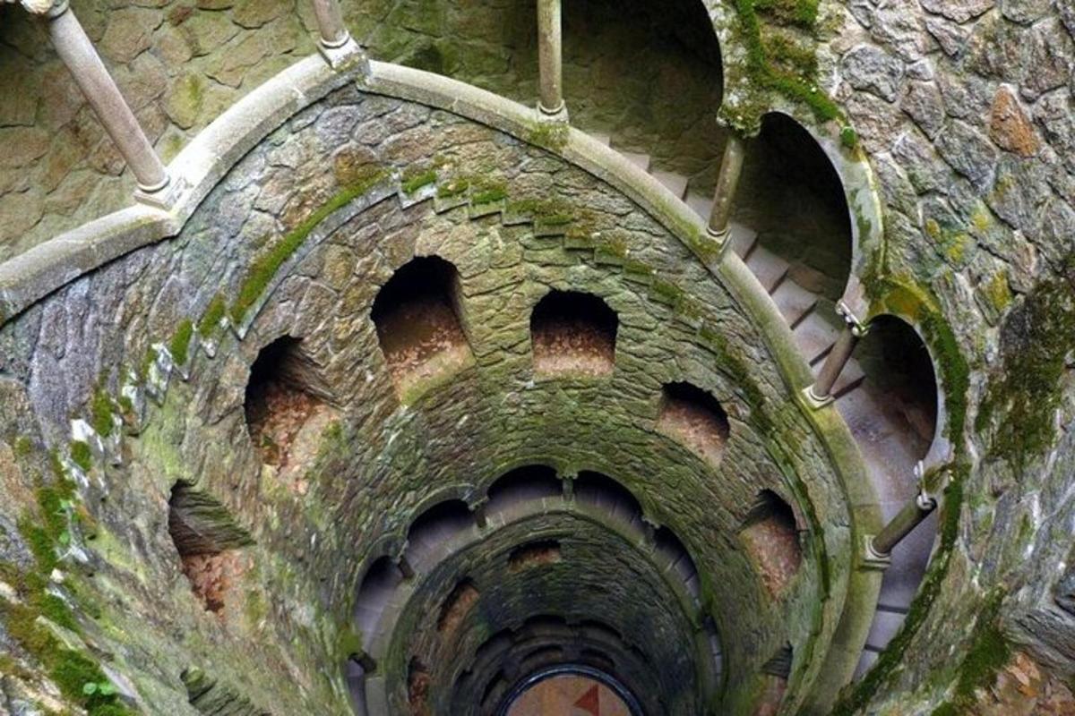 o scară în spirală într-un zid de piatră