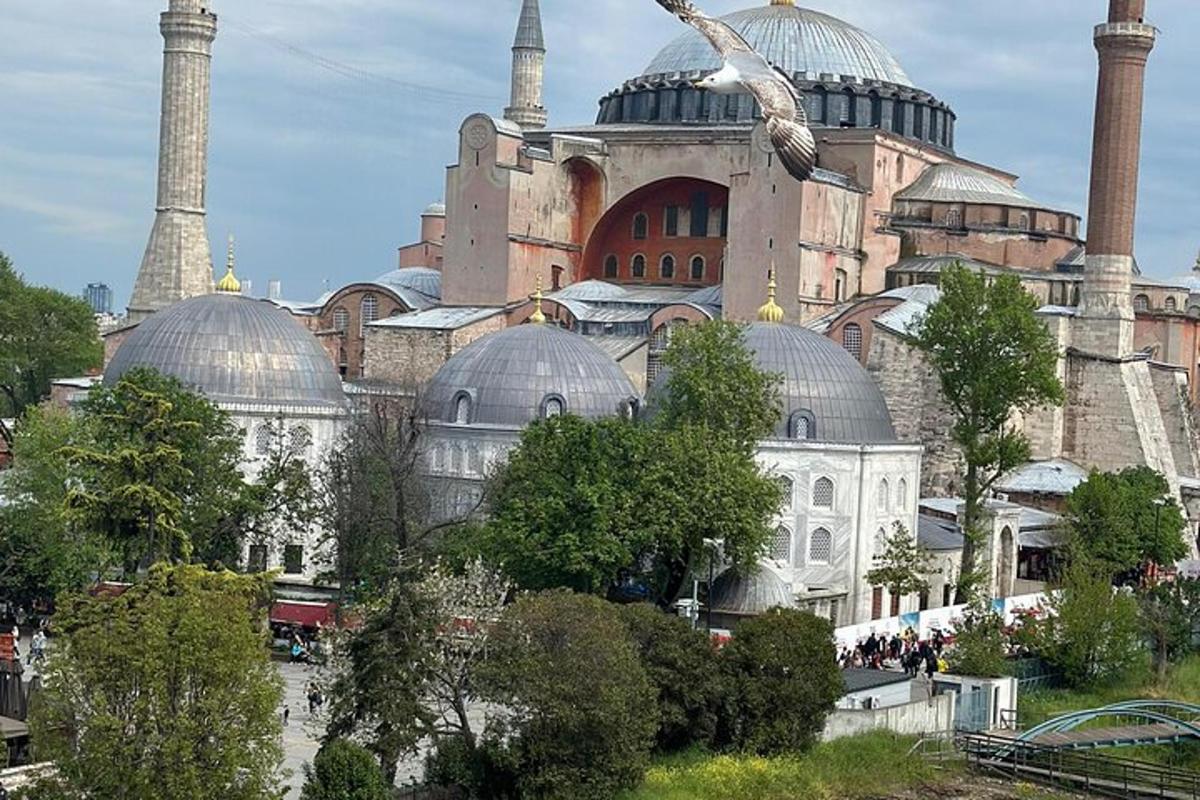 budynek z kopułami i meczetami w mieście