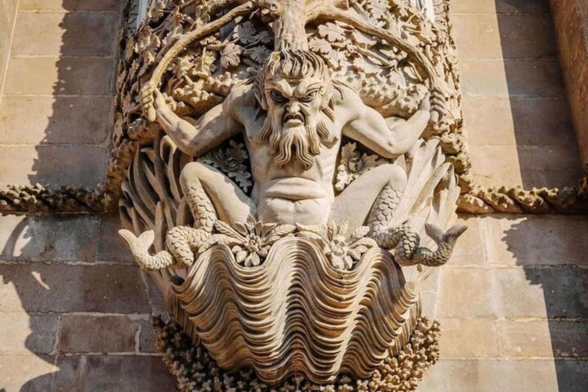 o statuie a unei sirene pe lateralul unei clădiri