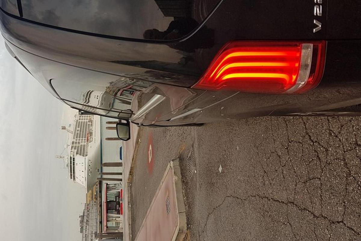 rdeča luč na zadnji strani avtomobila