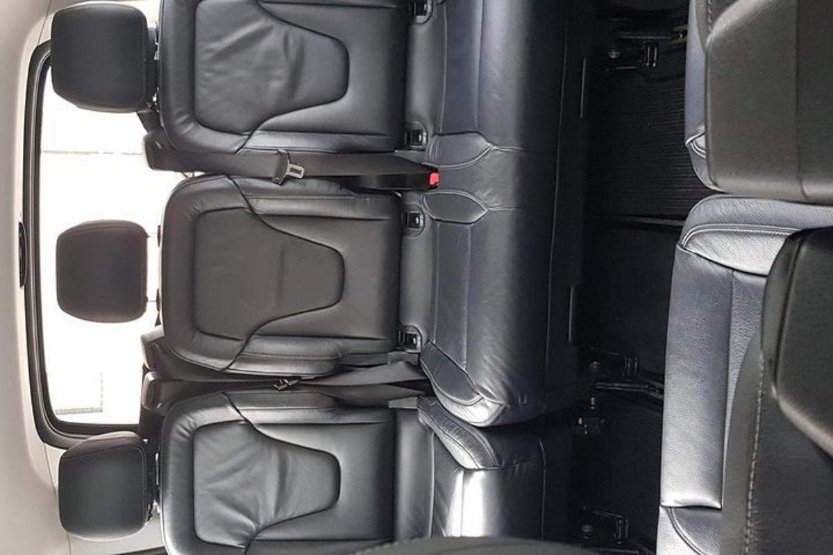 uma pilha de bagagem na parte de trás de um carro