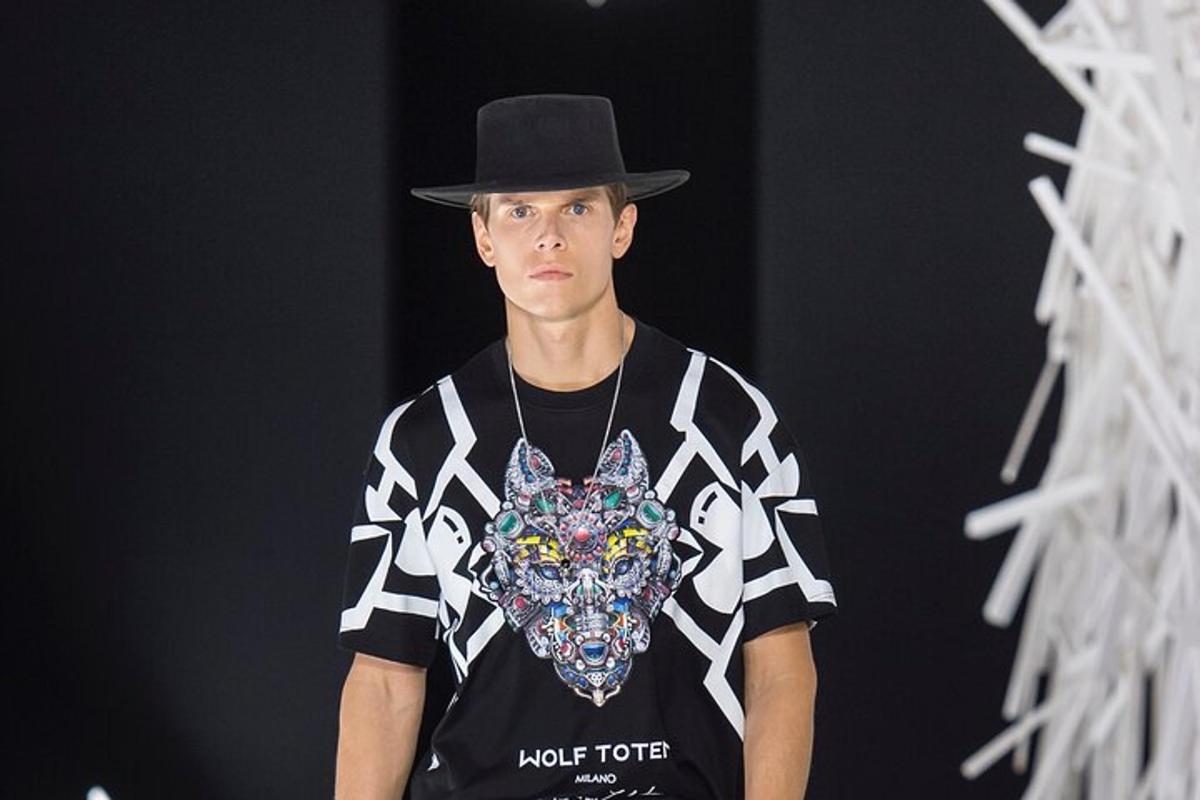 ชายหนุ่มสวมหมวกและเสื้อเชิ้ตสีดำและสีขาว