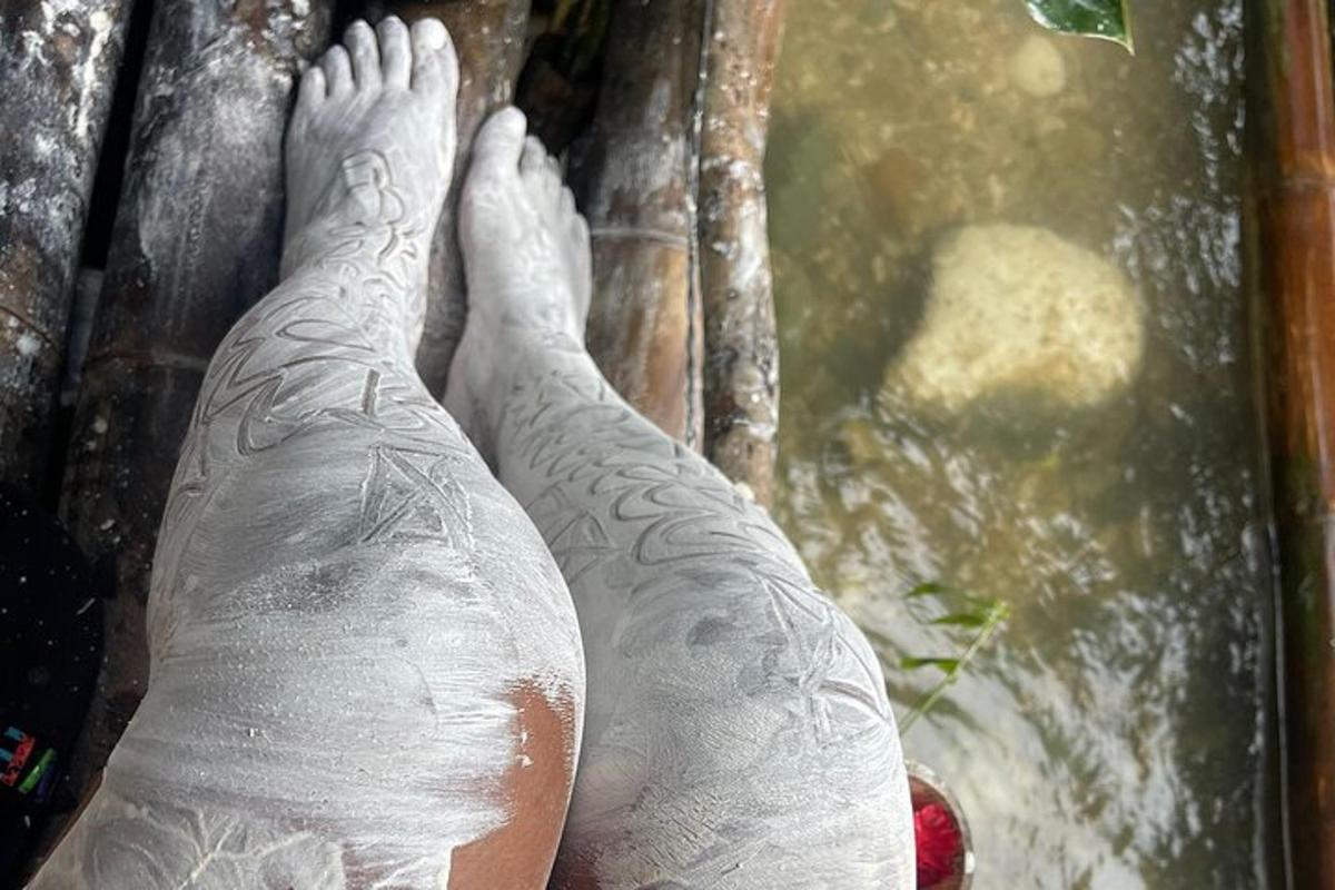 людина, яка занурила ноги у воду