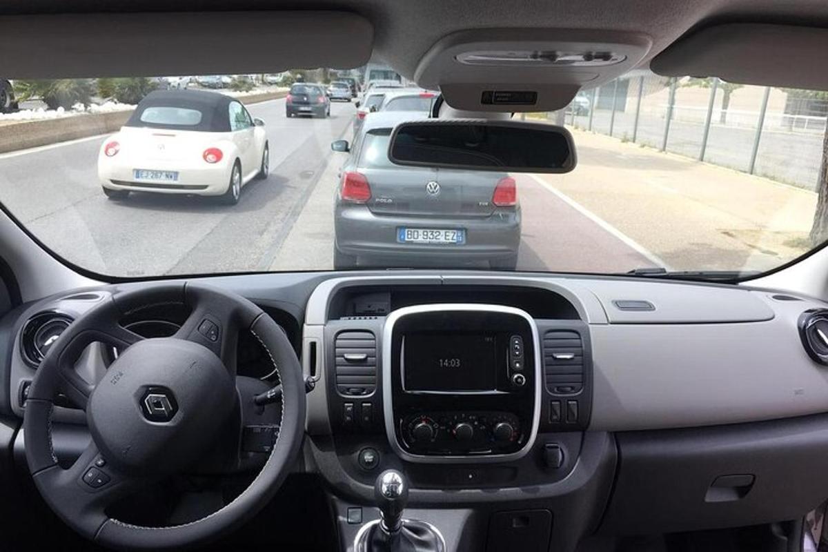 vaade auto seest, kus teel on autosid
