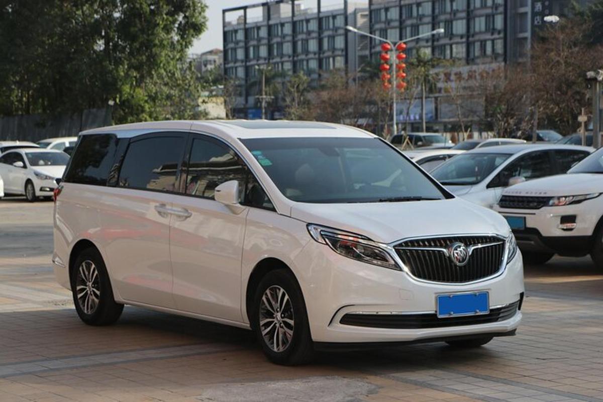 um carro branco estacionado em um estacionamento