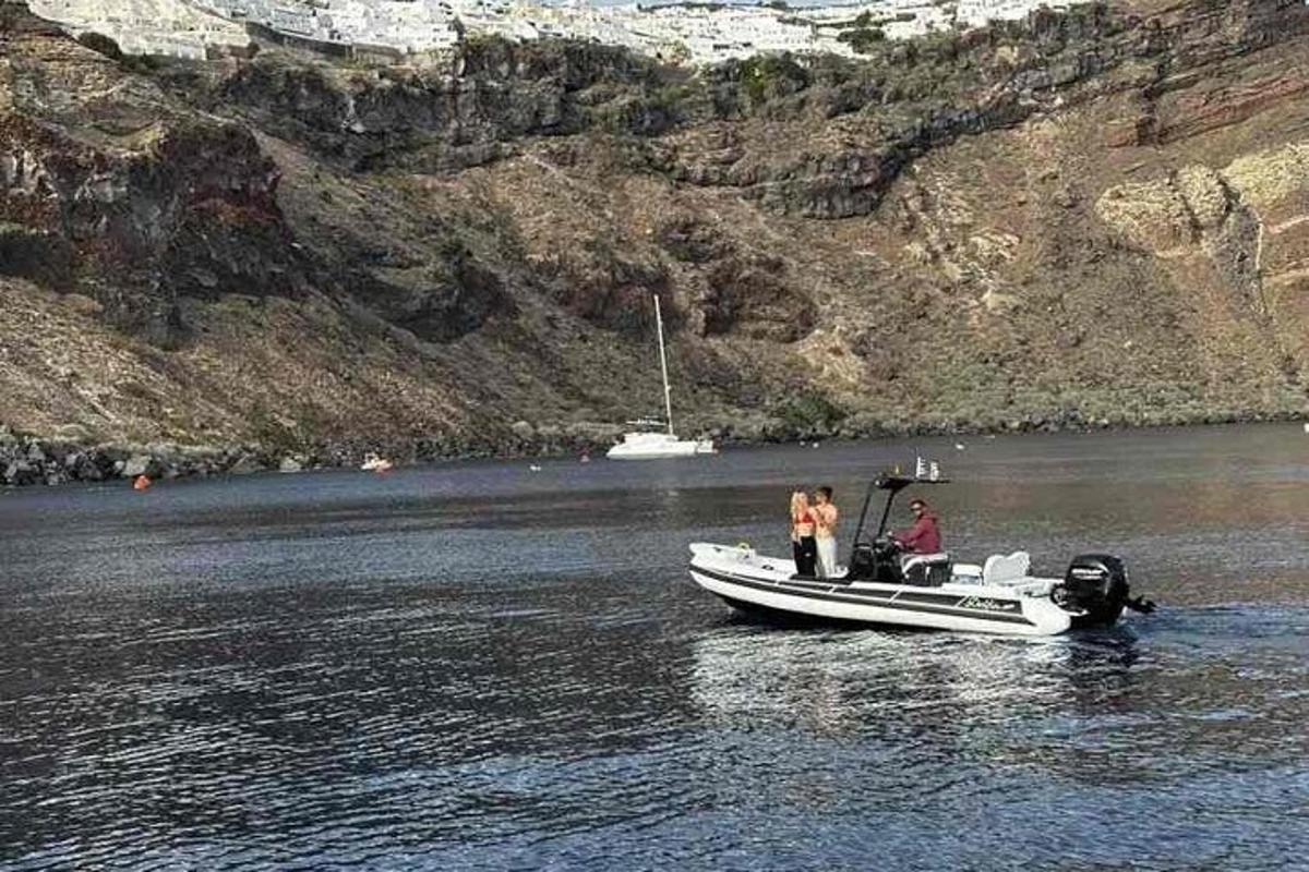 dos personas en un bote en un cuerpo de agua