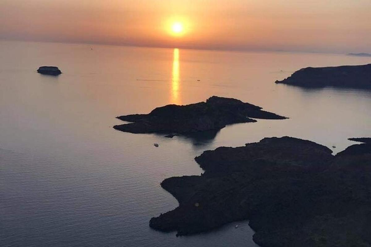 una vista aérea del océano al atardecer