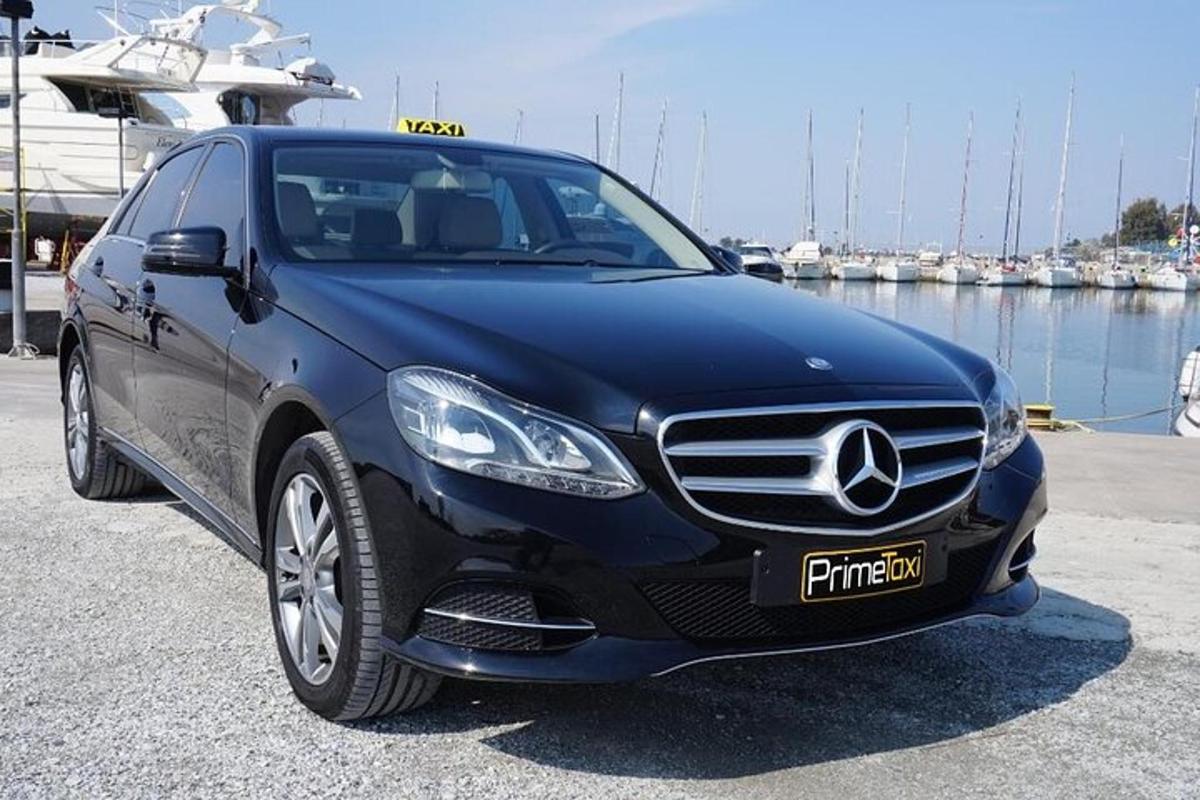 un'auto blu parcheggiata davanti a una barca