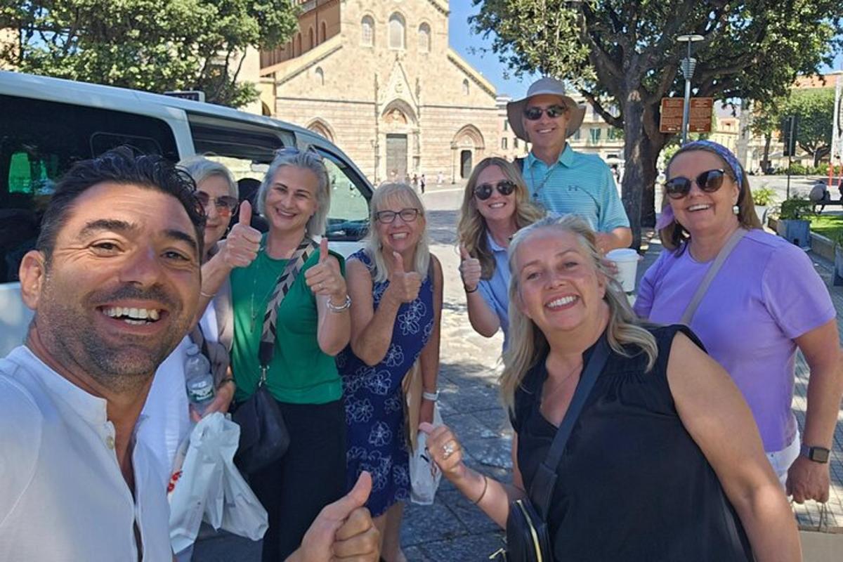 un gruppo di persone che posano per una foto