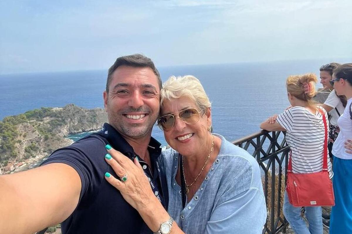 un home i una dona posant per a una foto