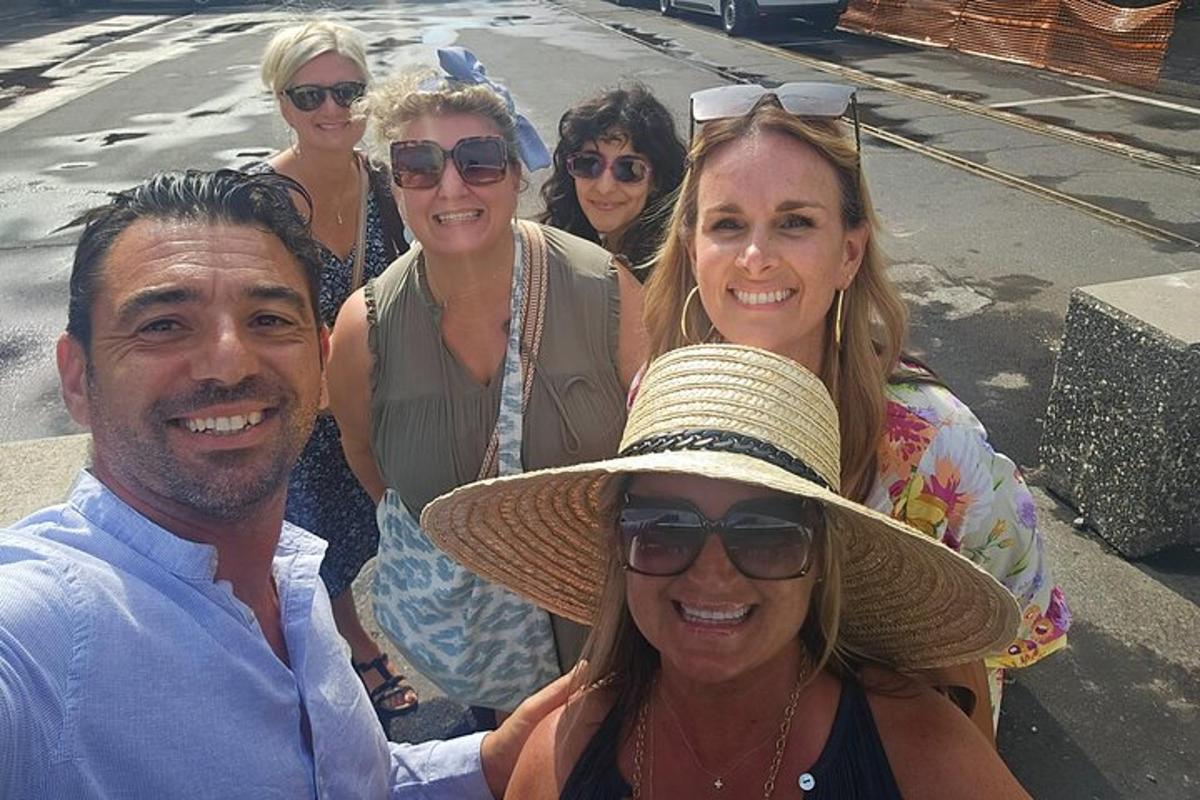 un grup de persones posant per a una foto