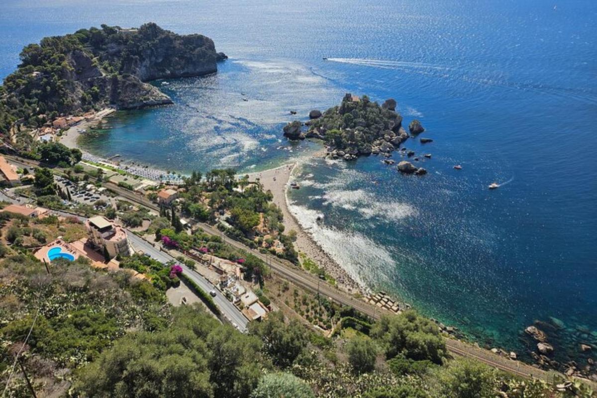 una vista aerea di una spiaggia e dell'oceano
