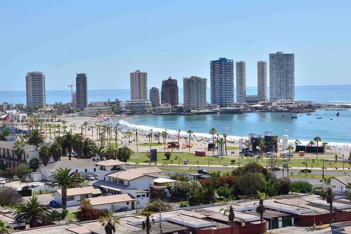 una vista di una città con una spiaggia e degli edifici