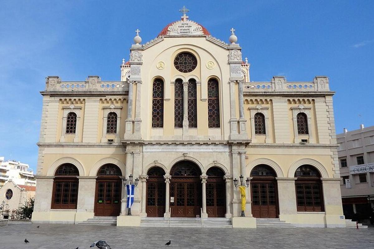 un grande edificio con un orologio in cima