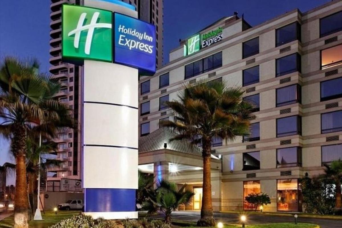 hotel s cedulí před budovou