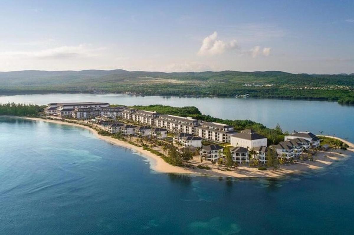 uma vista aérea de um resort em uma ilha na água