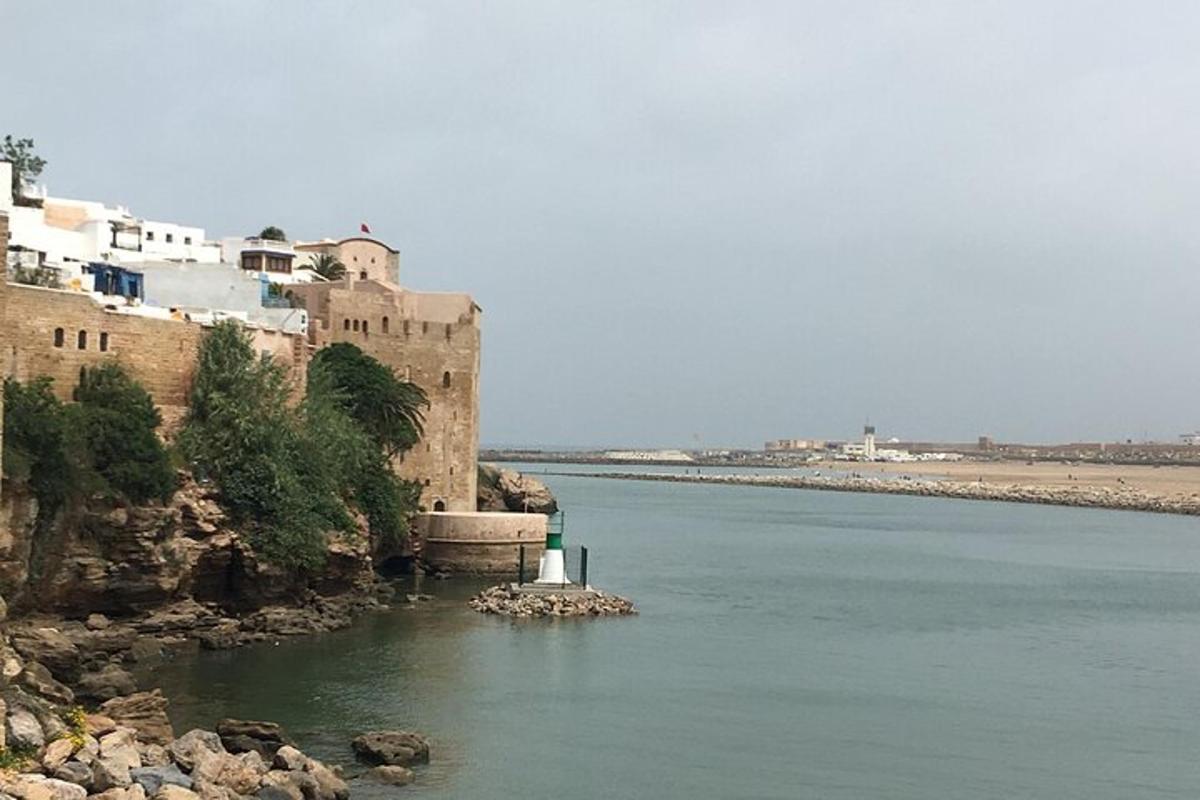 una vista d'un riu amb un castell i edificis