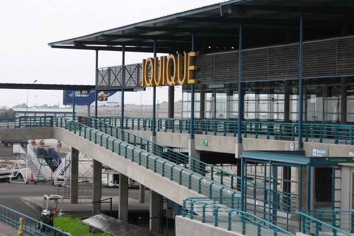 una vista di uno stadio di baseball con un grande edificio