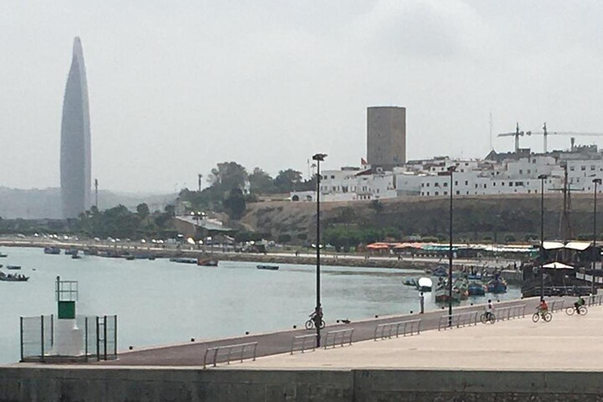 una gran massa d'aigua amb una ciutat al fons