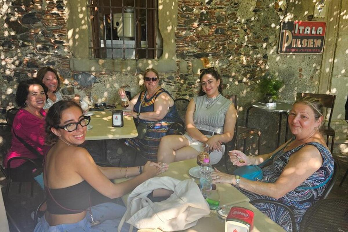 un gruppo di donne sedute ai tavoli di un ristorante