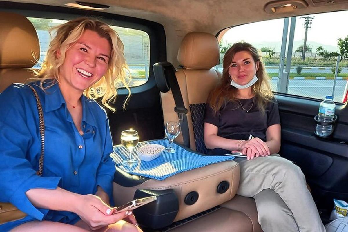 Dos mujeres sentadas en la parte trasera de una camioneta