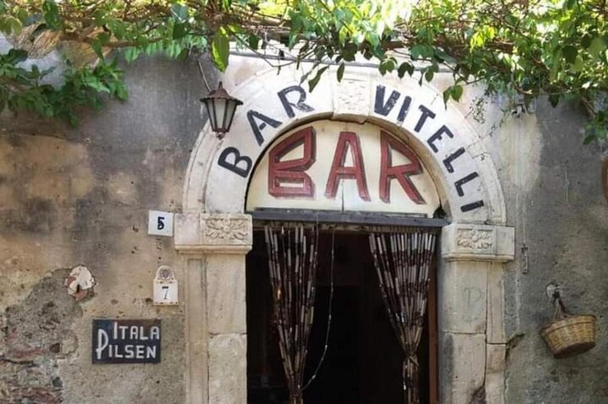 un cartello sopra una porta con un cartello per un garage