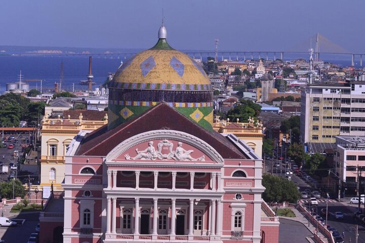 un grande edificio con una cupola in cima