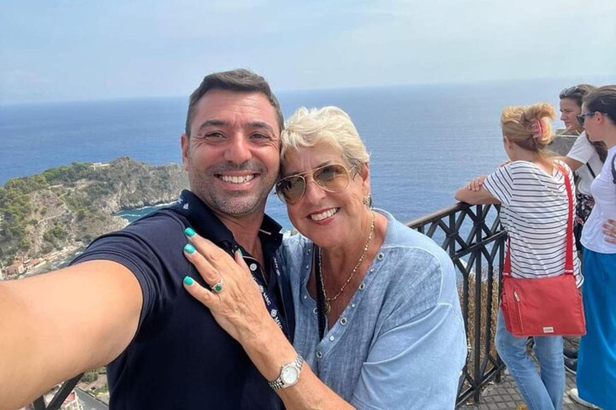 un uomo e una donna in piedi accanto all'oceano