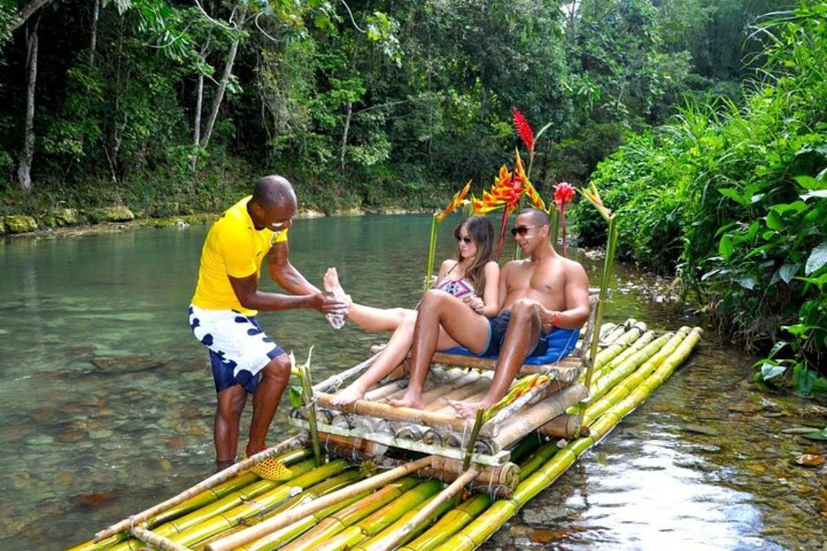 un groupe de personnes assises sur un radeau dans l'eau