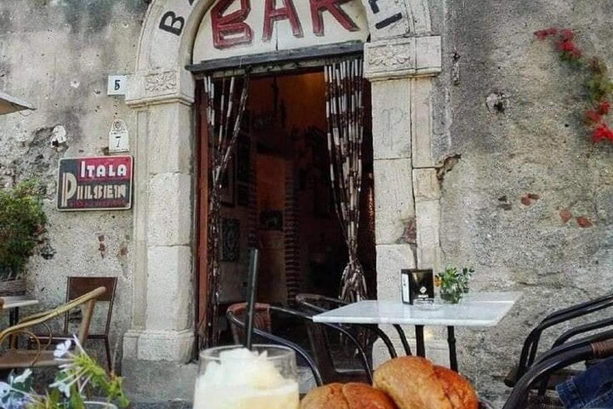 un tavolo davanti a un bar con del pane