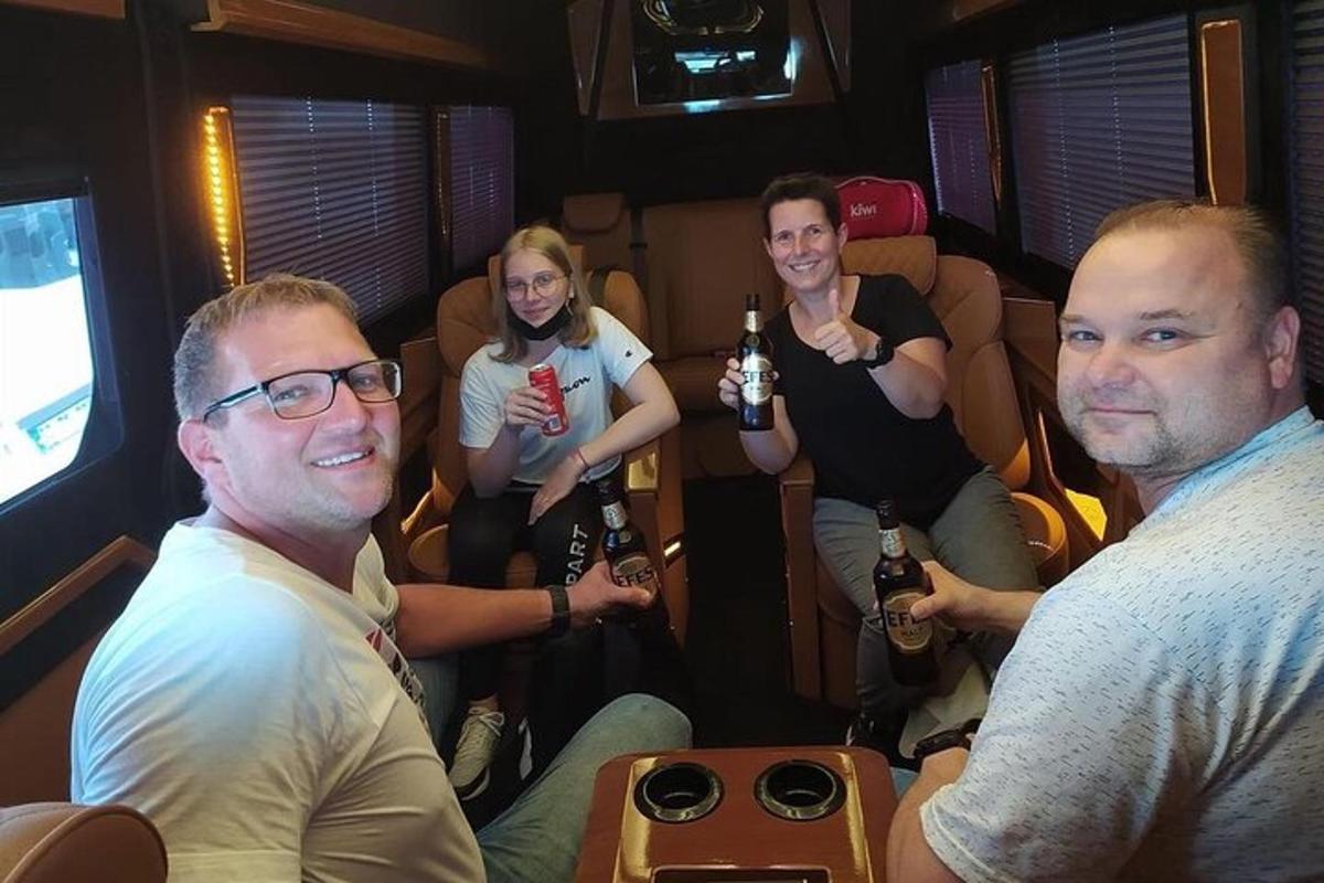 un grup de persones assegudes en una furgoneta bevent cervesa