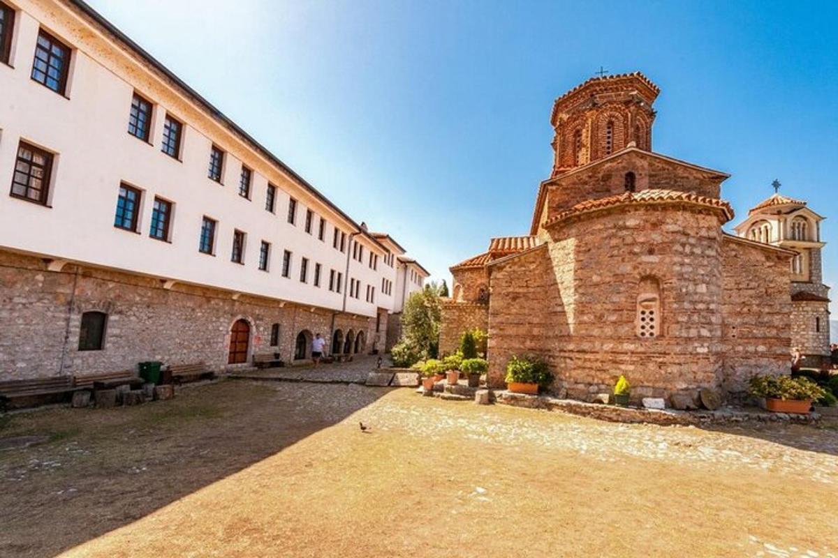 un grande edificio in mattoni con una torre accanto a un edificio