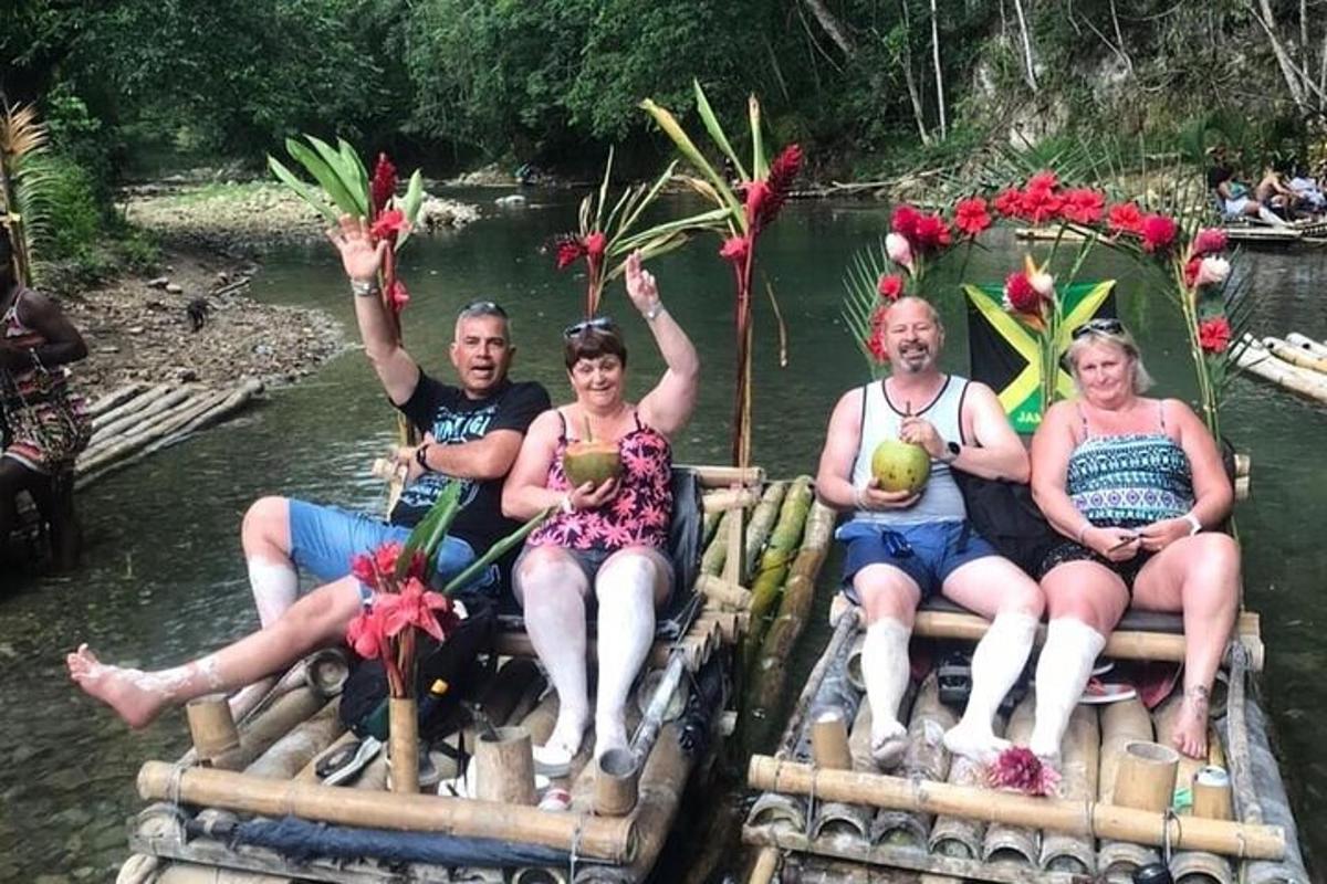 un groupe de personnes assises sur un radeau dans l'eau